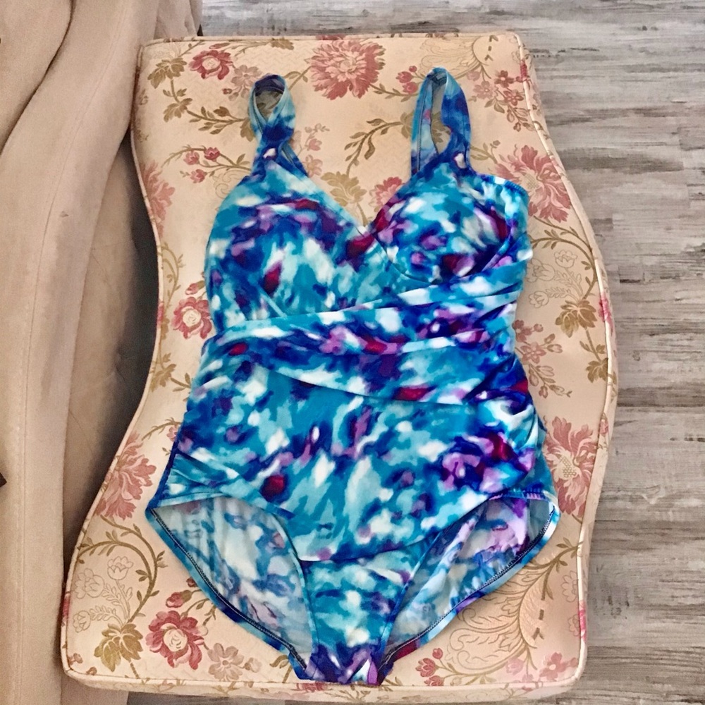 Maxime one piece multi color size 14 ruched in the middle blue, purple wine 🌺🌺